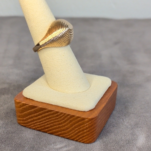 Shell-Texture Statement Ring - Goldtone Size 7 - Picture 6 of 10